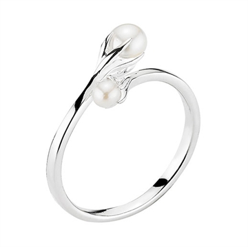 Ring i sølv med perle i Klo